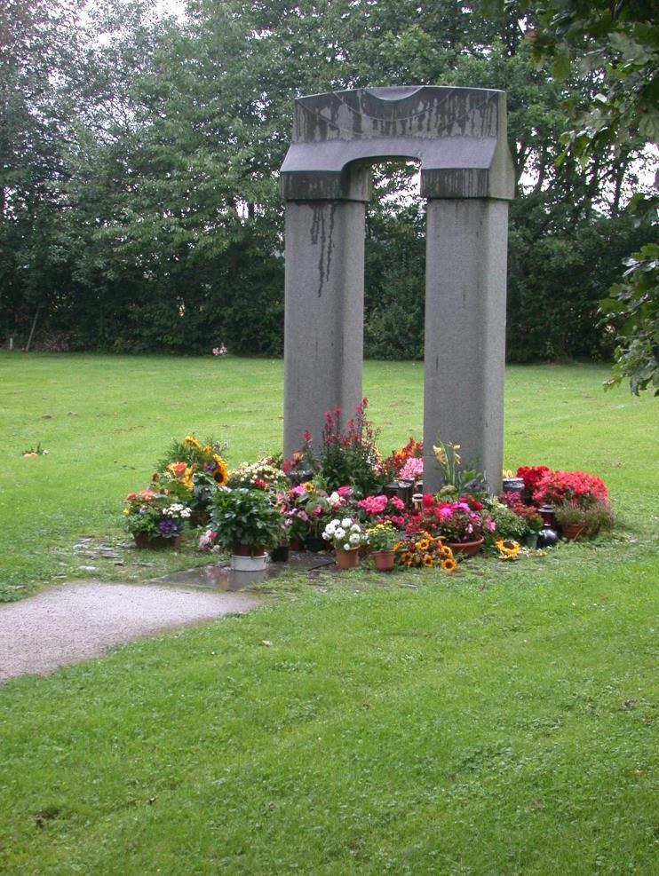 Die anonyme Rasengrab für Urnenbestattungen Rasenfläche ohne Kennzeichnung des einzelnen Grabes, lediglich ein zentrales, gemeinsames Denkmal Beisetzung erfolgt unter Ausschluss der Öffentlichkeit