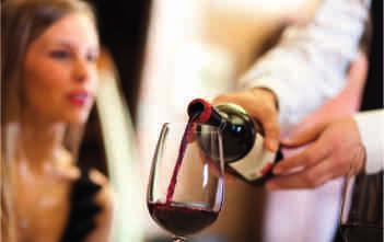 Das Angebot wird durch Häppchen ergänzt, die mit lokalen Zutaten den Geschmack der Weine abrunden und Ihren Gaumen verwöhnen, in der Bar