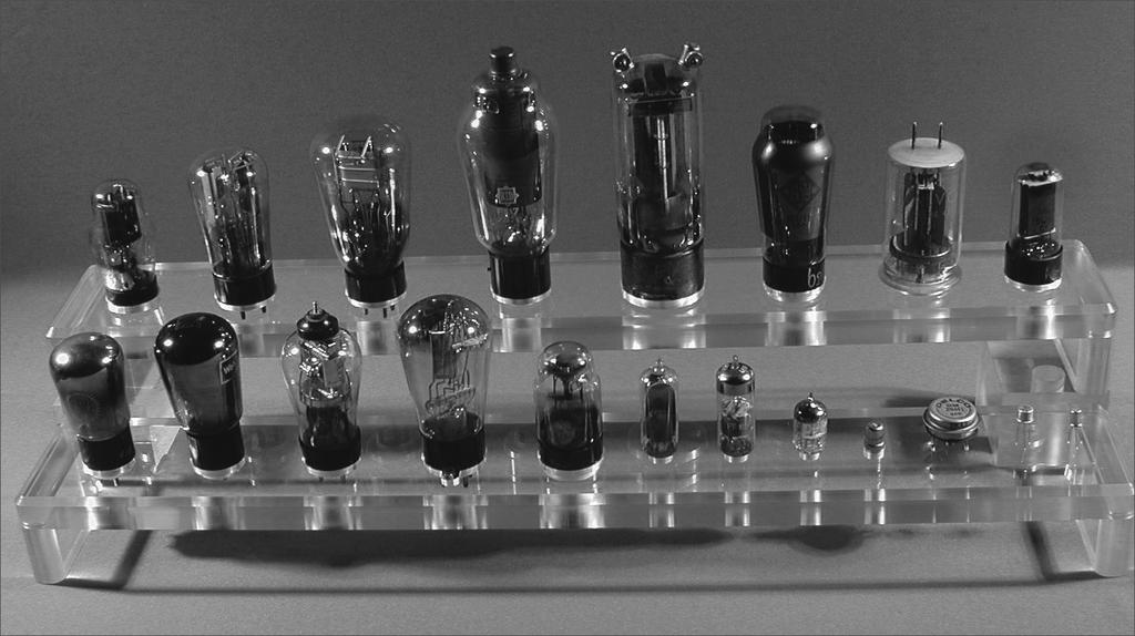 1 Einführung 왘 2. Generation: Transistorrechner Ab den 50er-Jahren wurden die teuren, stromhungrigen und störungsanfälligen Röhren durch Transistoren ersetzt. 왘 3.