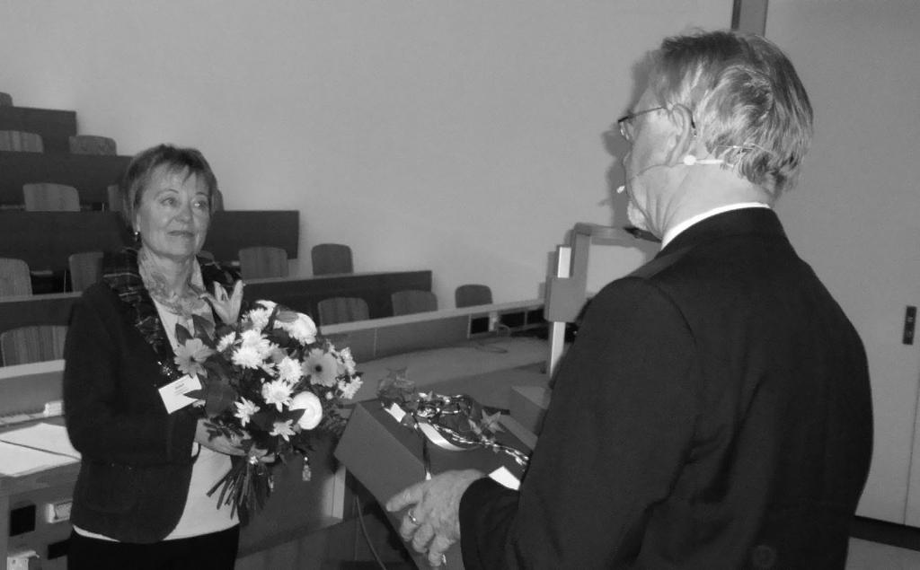 MITTEILUNGEN 3/11 Verabschiedung von Frau Dyllick in den Ruhestand Sessions wurden von den Teilnehmern zum intensiven wissenschaftlichen Austausch, sowie zum Knüpfen neuer Kontakte genutzt.