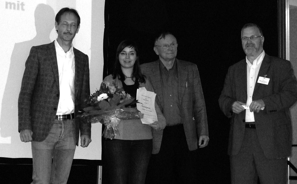 MITTEILUNGEN 3/11 Verleihung des Preises für das beste Poster. Von links: Prof. Fred Lisdat, Franziska Wegerich, Prof. Frieder Scheller und Prof.