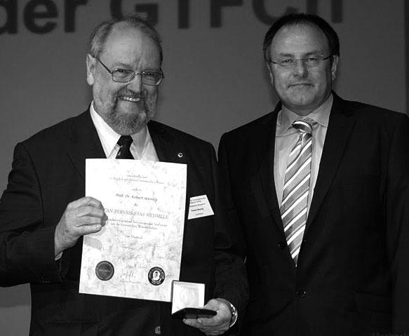 MITTEILUNGEN 3/11 Jean-Servais-Stas-Preiseträger Prof. Dr. Robert Wennig (links) und GTFCh Präsident Prof. Dr. Frank Mußhoff (rechts) (Foto: Dr. M. Erkens) 28 umgangen.