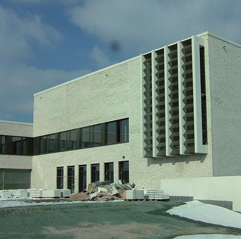 32 bi-galabau 7 16 Gymnasium Riedberg in Frankfurt am Main. Klimaanlage im Untergeschoss, inklusive adiabater Abluftkühlung mit Verdunstung des Regenwassers aus dem unterirdischen Speicher.