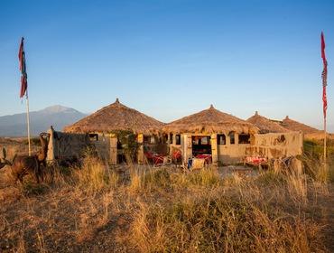 afrikanischen Stil eingerichtete Meru Mbega Lodge liegt in einer Gartenanlage an der Grenze zum Arusha Nationalpark und bietet eine großartige Aussicht auf den Kilimanjaro und den Mount Meru.