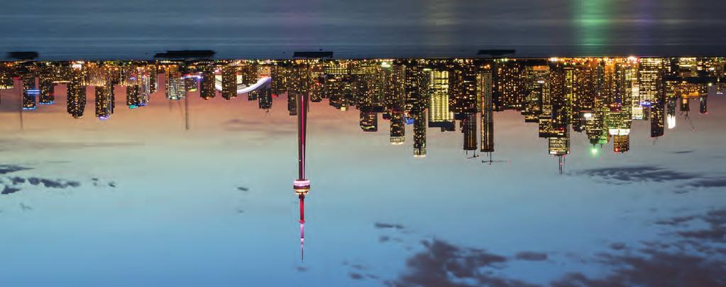 Die (abendliche) Skyline von Toronto ist Wahrzeichen der Stadt und wird vom 553 m hohen CN Tower dominiert.