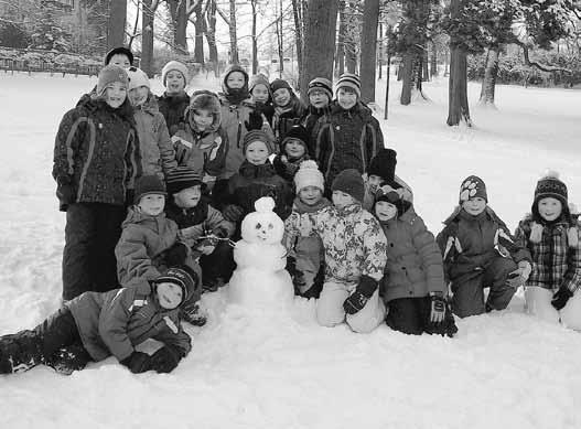 gestreut und so starteten wir Schüler der Klasse 2a bei strahlendem Sonnenschein in den Wintersporttag unserer Neustädter Grundschule. Auf ging es zu einer Hügelwanderung.