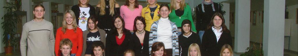 4Gb Klasse, Schuljahr 2004/2005 KV: Prof. Mag. Lieselotte Hönisch 1. Reihe v.l.: Manuel Horn, Tamas Bansagi 2.