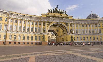 Die meisten der zur Zeit Peters des Großen und seiner Tochter Elisabeth erbauten, eleganten Paläste wurden von ausländischen Architekten im Stil des Barock entworfen, der heute als Petersburger