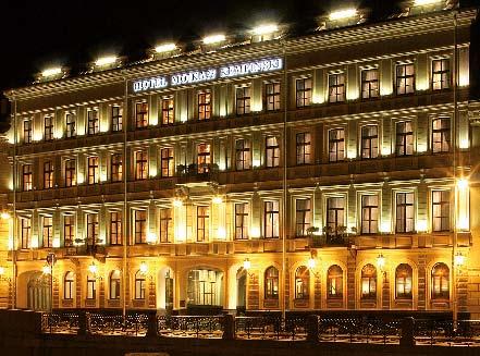 Sie besichtigen den herrlichen Katharinen-Palast in Puschkin, in dessen Zimmerflucht sich auch das berühmte Bernsteinzimmer befindet.