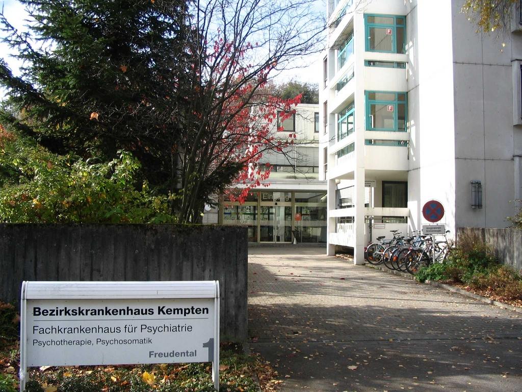 Einleitung Abbildung: Eingang des BKH Kempten Das Bezirkskrankenhaus Kempten (BKH Kempten), Fachkrankenhaus für Psychiatrie, Psychotherapie und Psychosomatik, hat einen Versorgungsauftrag für die