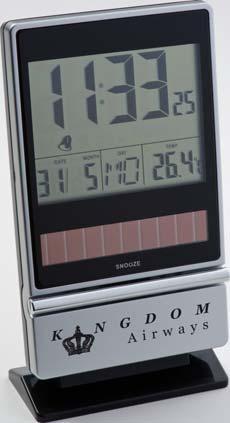 Die Tischuhr zeigt Ihnen Uhrzeit, Datum, Wochentag und Temperatur an und verfügt über eine Alarmfunktion.