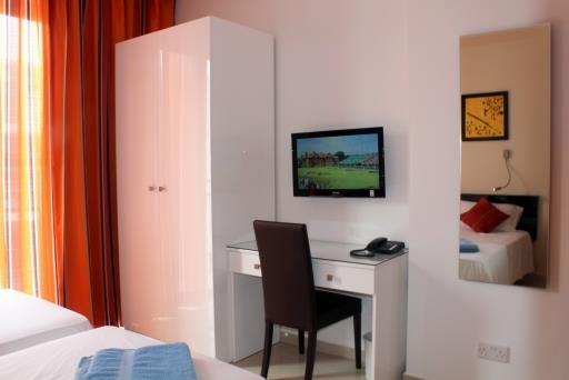 Ausstattung, wie LCD-TV, WiFi, Klimaanlage, Telefon u.a.m. Jedes Zimmer ist mit einem Bad ausgestattet.