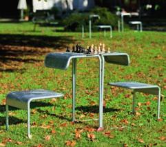 Eigenschaften eines Sitzmöbels in Parkanlagen: witterungsbeständig, gebrauchssicher, stapelbar, vandalenfest und