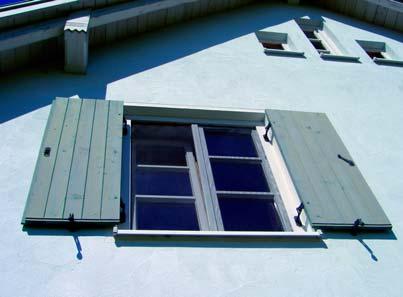 Quartiere an Fassaden Fensterläden Fensterläden an der Sonnenseite des Hauses sind ein beliebtes Quartier.