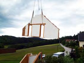 Einzelteile des Hauses wurden nach dem Ausbau per Kran entfernt.