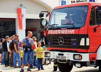 Schildower Wehr durch das Ortszentrum fuhr. Mit der rollenden Präsentation neuester Feuerwehrtechnik wie auch Oldtimern läutete die Wehr ihren 112. Geburtstag ein.