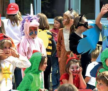 Ortsgeschehen Fabelhaftes Kinderfest (ip) Anlässlich des Weltkindertages lud die Gemeinde Glienicke/ Nordbahn bereits Ende Mai zum großen Kinderfest auf den Pausenhof der Grundschule ein.