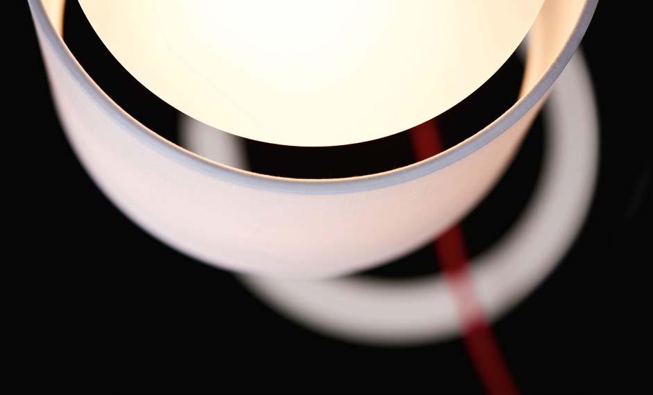 IGS60) LOFT TISCH- UND STEHLEUCHTEN TABLE AND FLOOR LAMPS Die leichte und elegante LOFT hat die Besonderheit, dass ihr Leuchtenschirm mit einem kleinen Magneten ausgestattet ist, sodass man den