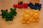 V1: Zählen Vergleichen Invarianz Legen Sie 20 Teddys bestehend aus 4 gelben, 5 roten, 3 grünen und 8 blauen unsortiert vor das Kind. Bitte lege die gelben Teddys zusammen.