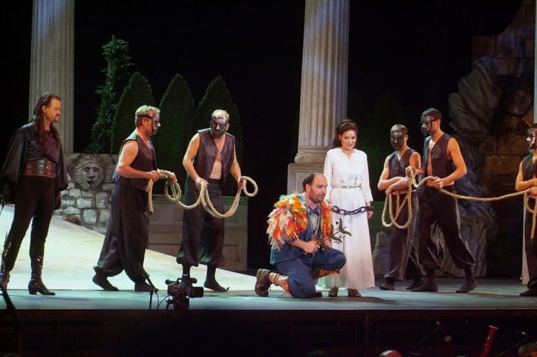 Das seit 1993 bestehende Operntheater kann mittlerweile auf 12 erfolgreiche Jahre mit mehr als 10 Eigenproduktionen zurückblicken, welche sowohl in Ungarn, als auch auf Tourneen in Deutschland,