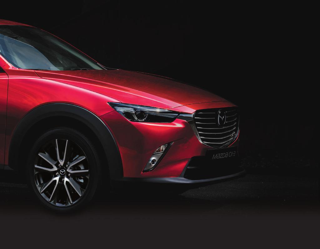 Die Abbildung zeigt einen Mazda CX-3 Sports-Line mit werkseitig optionaler Sonderlackierung Rubinrot Metallic.