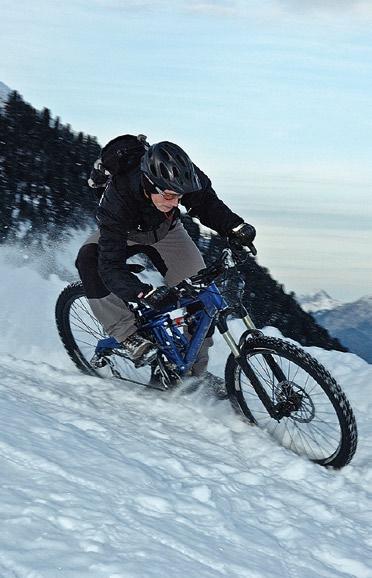 TEST Reifen WINTERREIFEN: mit Spikes über Eis und Schnee Für eiserne Biker, die auch im Winter bei Eis und Schnee nicht ohne Rad auskommen, gibt es kleine Metall-Pins im Reifen: Spikes.