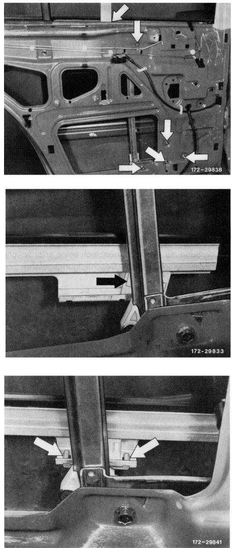 9 Fensterheber mit den Gewindebolzen in das innenblech einsetzen, mit Muttern M6 befestigen.