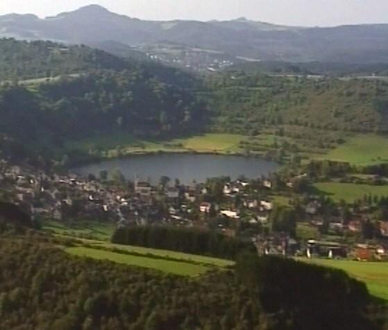 Maare - wenn Magma auf Wasser trifft Deutliche Hinweise auf Vulkane finden wir in der Eifel und in der S c h w ä b i s c h e n Alb. Hier sieht man so genannte Maare.