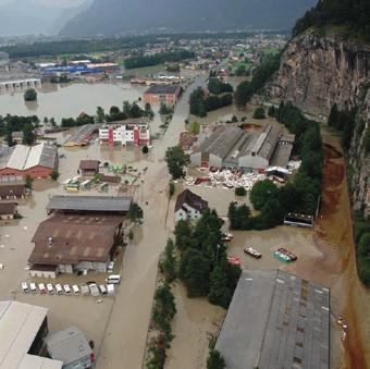 Kanton Zürich Baudirektion zurück zum 06 Tankanlagen Lageranlagen mit wassergefährdenden Flüssigkeiten bergen im Fall einer Überflutung grosse Gefahren für Mensch, Umwelt und Infrastruktur.