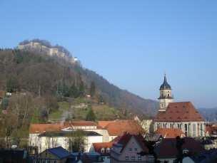 I. Das Schatzhaus der Festung Königstein Mitten in der landschaftlich überaus sehenswerten Sächsischen Schweiz liegt unmittelbar an der Elbe die Stadt Königstein.