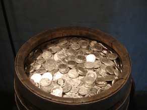 2 Millionen Thlr. verpackt in 200 Fässer lagerten von 1860 bis 1865 im Keller des Schatzhauses. Also wurden 10.000 Thlr. in einem Fass aufbewahrt (Gewicht der Münzen ~ 185 kg).