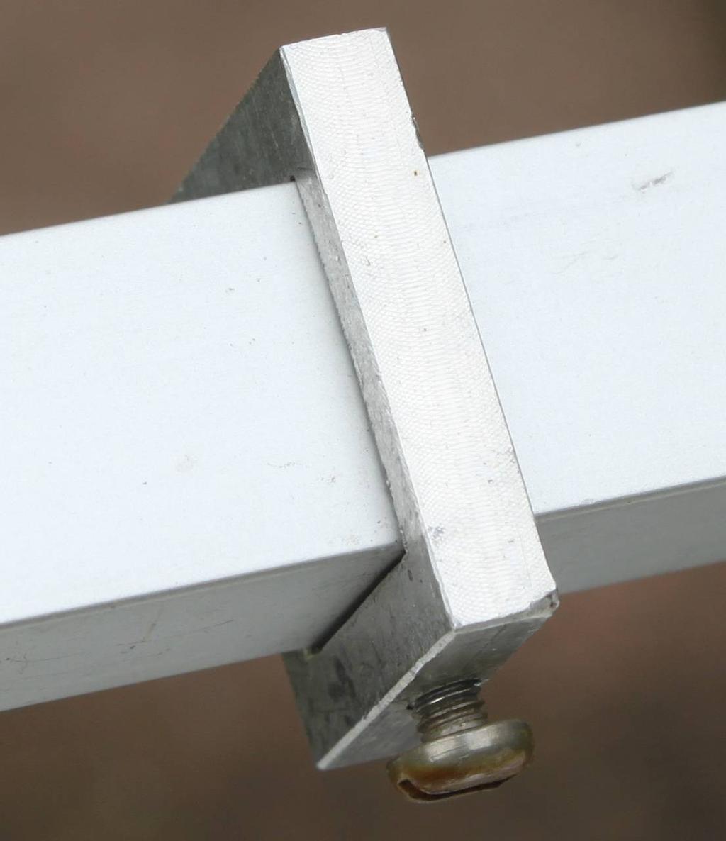Aus einem 2,5mm dicken ALU-Blech wurden einige Dreiecke gesägt. Die sollten als Verbindungen der Schenkel des H an den Boom dienen und als Halterung der Antenne am Holzmast.