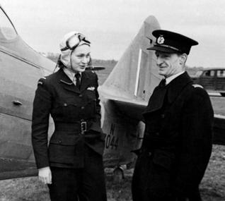 Krieg. Sie war ausgebildeter Pilot und trat in die Royal Air Force in Großbritannien ein.