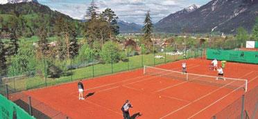 000 qm großen Parkanlage, ruhig am Ortsrand von Partenkirchen in Südhanglage, vis à vis des Zugspitzpanoramas, ca. 500 m zum Zentrum, ca. 2,5 km nach Garmisch.