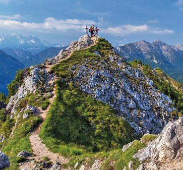 50 WANDERN DEUTSCHLAND OBERBAYERN BEST OF WANDERN - AMMERGAUER ALPEN Das satte Grün der Wiesen und Wälder und die imposanten Berge garantieren Naturerlebnis pur im Wandergebiet Ammergauer Alpen.