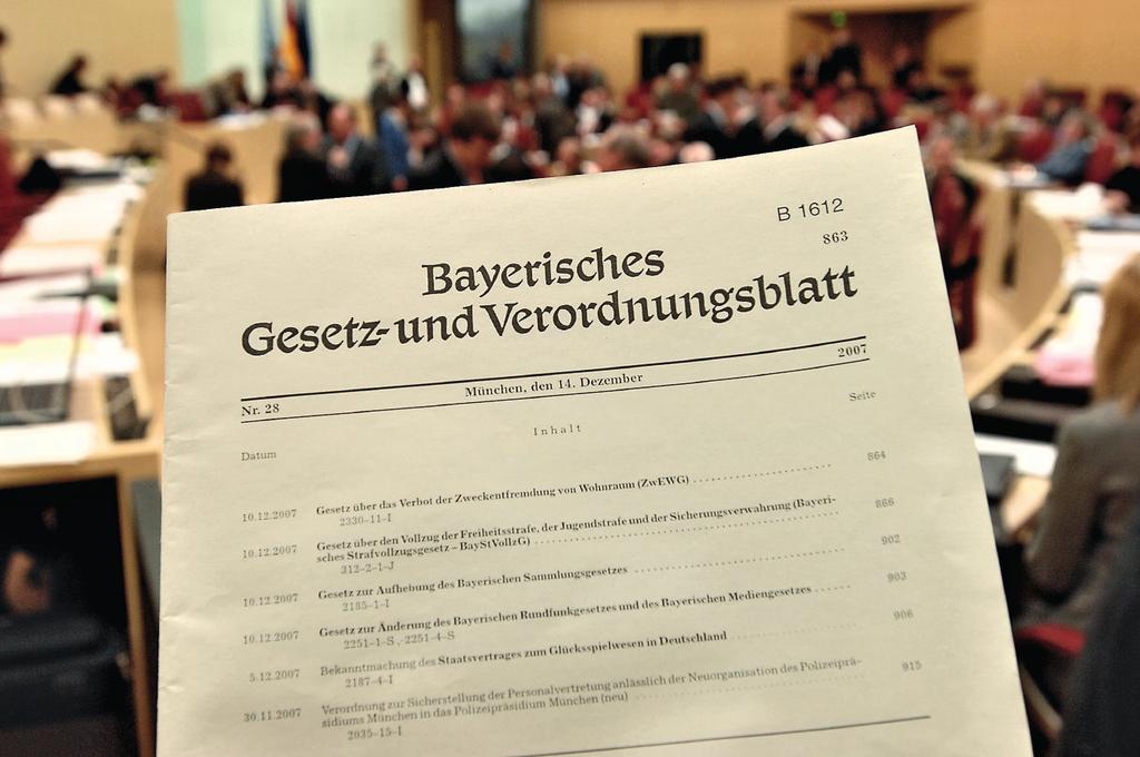 Foto: Poss Von der Gesetzesvorlage bis zum gültigen Gesetz Mitte des Bayerischen Landtags Einbringung Ablehnung Gesetz kommt nicht zu Stande Bayerische Staatsregierung Vollversammlung Erste Lesung