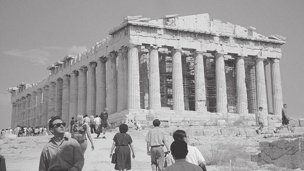 14 Antike Abb. 2: Das Parthenon auf der Akropolis in Athen dem die mädchenhafte und mit ihren Gewändern abgebildete Kore entsprach: Freiheit und Stolz sind Merkmale der griechischen Skulptur.