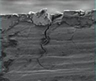 Detail: Maulbruch-Klemme mit typischer körniger, interkristalliner Bruchstruktur. Spannungsrisskorrosion führt meist zu sichtbaren Rissen bzw. Brüchen.