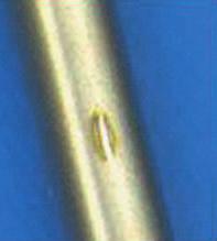 ringförmige, braunblaue Verfärbungen mit geringfügiger Korrosionsbelagbildung im Bereich der Kontaktstelle auftreten. Diese Form der Kontaktkorrosion wird häufig mit Lochkorrosionsbefall verwechselt.