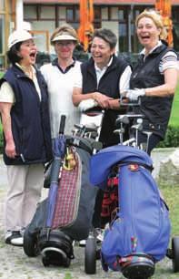 Amüsieren sich prächtig beim Lancia Ladies Golf Cup 2004: Die Teilnehmerinnen vor dem ersten Abschlag vor dem Clubhaus.