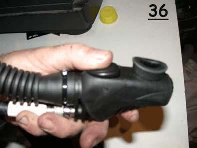 12) Prüfe den Jaketinflator auf ordnungsgemäße Funktion (EIN und AUS) (Bild 36) 13) Prüfe auf dem Manometer die