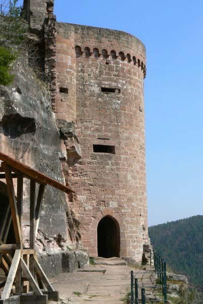 Südlicher Geschützturm mit Eingang Umgeht man Altdahn auf der Westseite durch den in den Fels gehauenen Graben zwischen Altdahn und Grafendahn, erreicht man durch einen Zwinger die Südseite.