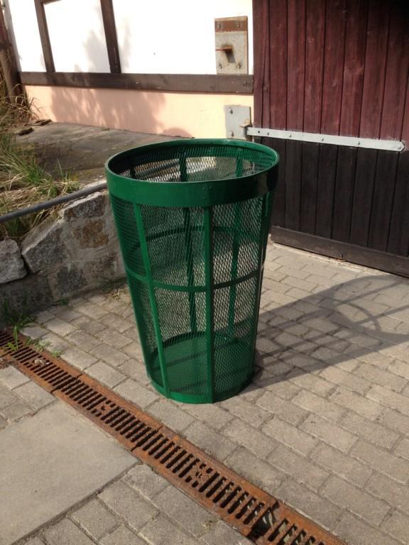 Mülltonne Trashcan aus Metall, Höhe ca. 100 cm.