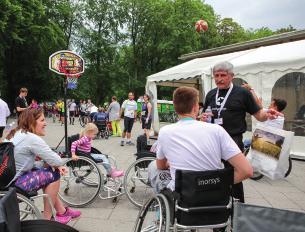Sportfest und Stadionlauf Menschen mit und ohne Behinderung, Kinder
