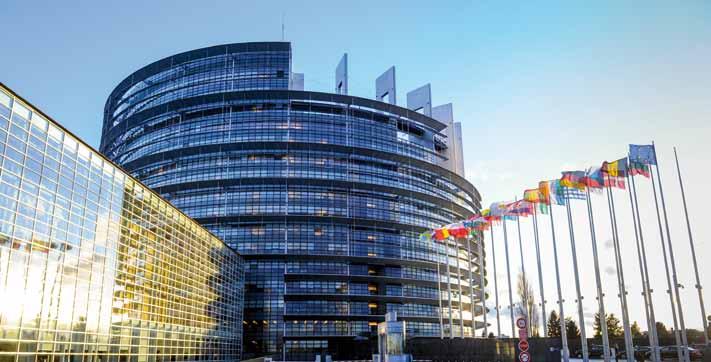 36 Wirtschaftsaufsicht Das Gebäude des Europäischen Parlaments mit den Flaggen der Mitgliedstaaten davor Referenzperiode 2 (RP2) Von Beginn des Jahres 2015 bis zum Jahr 2019 läuft die Referenzperiode