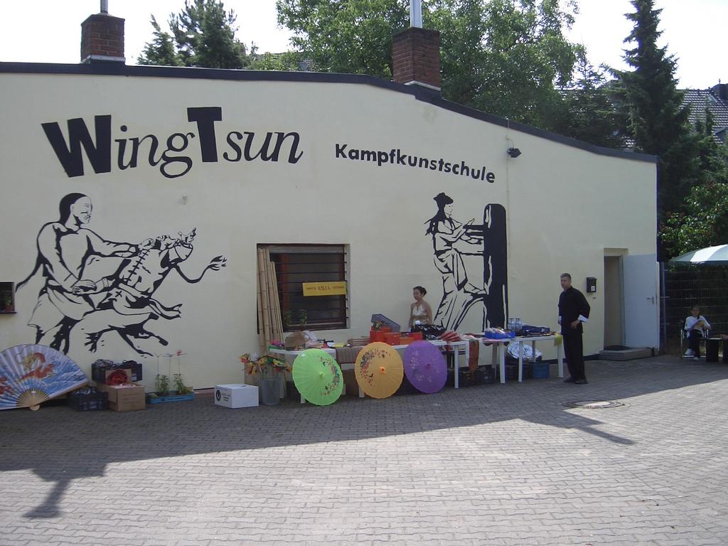 Schulen für Kampfkunst, Selbstverteidigung, Gesundheit und Waffenkampf Die WingTsun- Mönchengladbach 1997 eröffnete ich die WingTsun-Kampfkunstschule Mönchengladbach an der Neusser Straße im