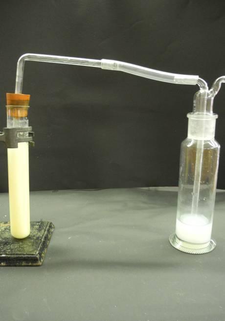 3 Schülerversuche 7 Durchführung: Beobachtung: Aus Calciumhydroxid und Wasser wird eine gesättigte Kalkwasserlösung hergestellt. Mit dieser wird die Waschflasche befüllt.