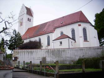 benützte; dasselbe ist in den Jahren 1842/43 erweitert worden. Das Innere der Kirche ist freundlich, hell und mit Deckenmalereien geziert.