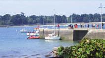E1. IlE TUDY Eine Halbinsel mit typischen Fischerhaeusern in den kleinen Dorfgassen an der Muendung des Flusses von Pont-L Abbé.
