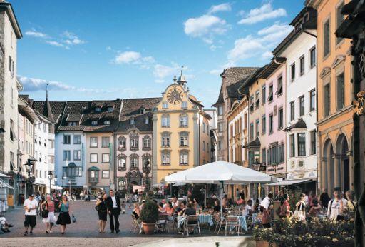 und bildet das Zentrum einer lebendigen und eigenständigen kleinen Region zwischen Zürich und dem deutschen